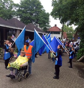 Jong Beatrix begeleidt Rolstoel4daagse